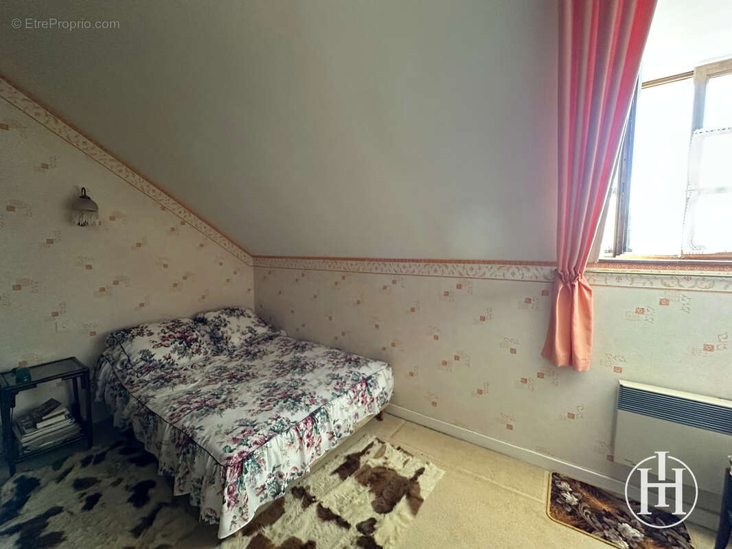 À SAISIR : Grande maison de ville avec dépendances et terrain - - photo 8