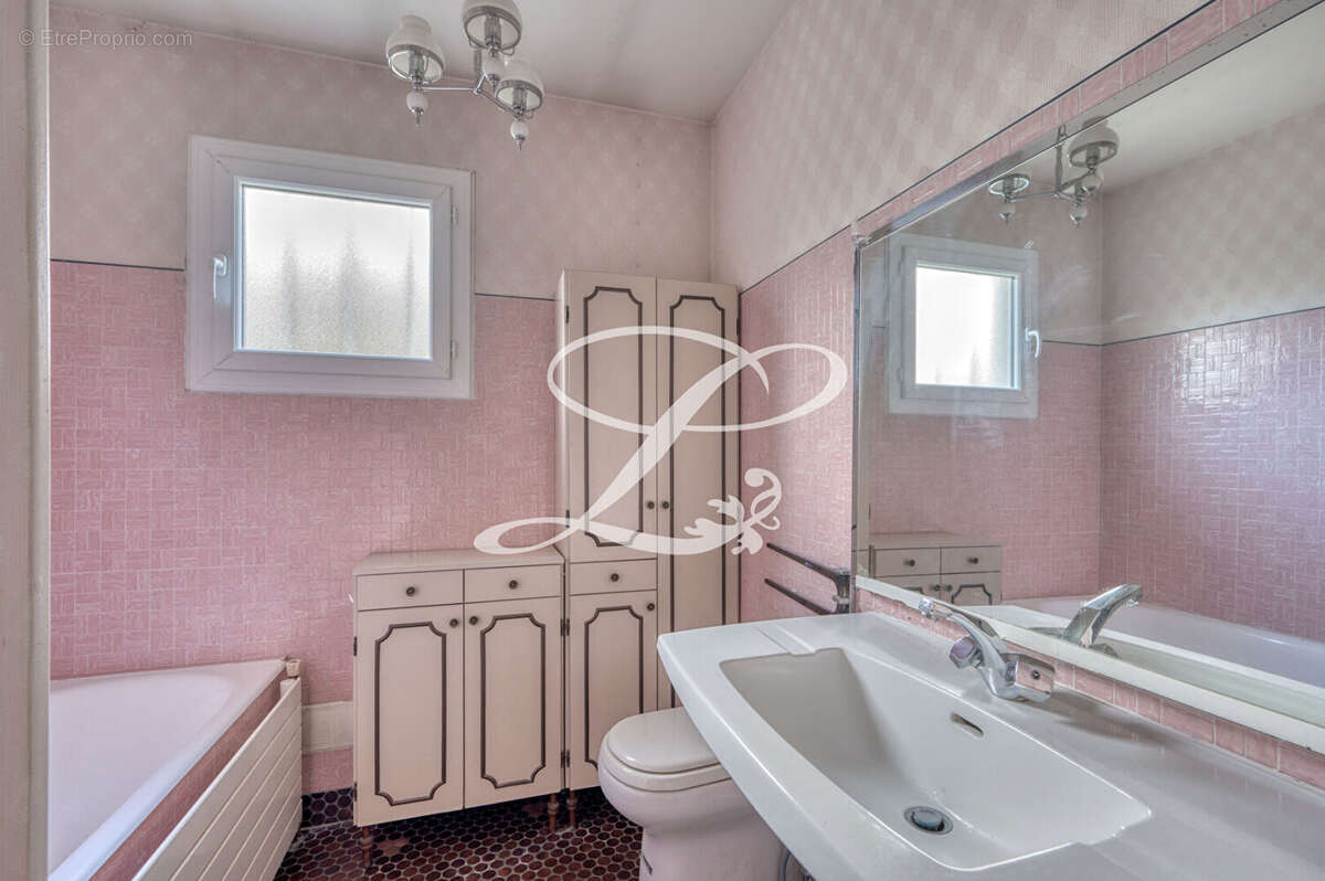 Maison à LE MESNIL-LE-ROI