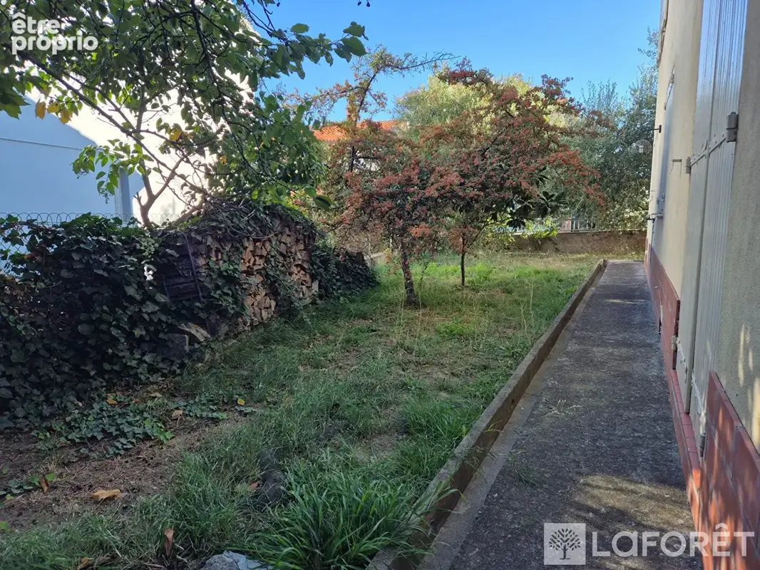Maison 3 faces de 163 m² avec jardin et garage - photo 1