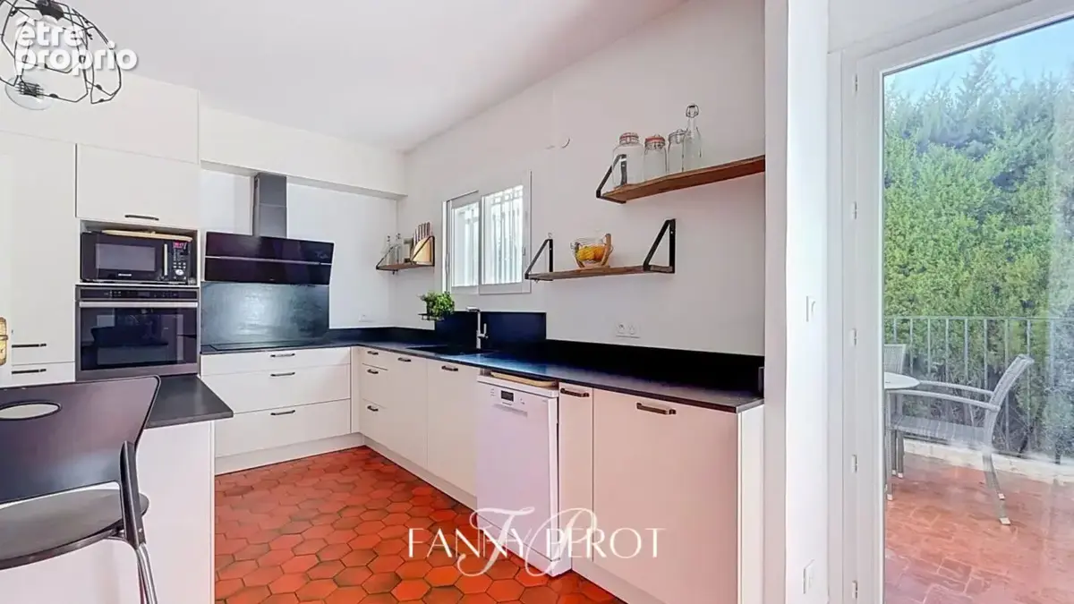 Maison familiale de charme de plus de 150 m² avec terrasses, jardin et sous-sol complet au clos Banet - photo 11