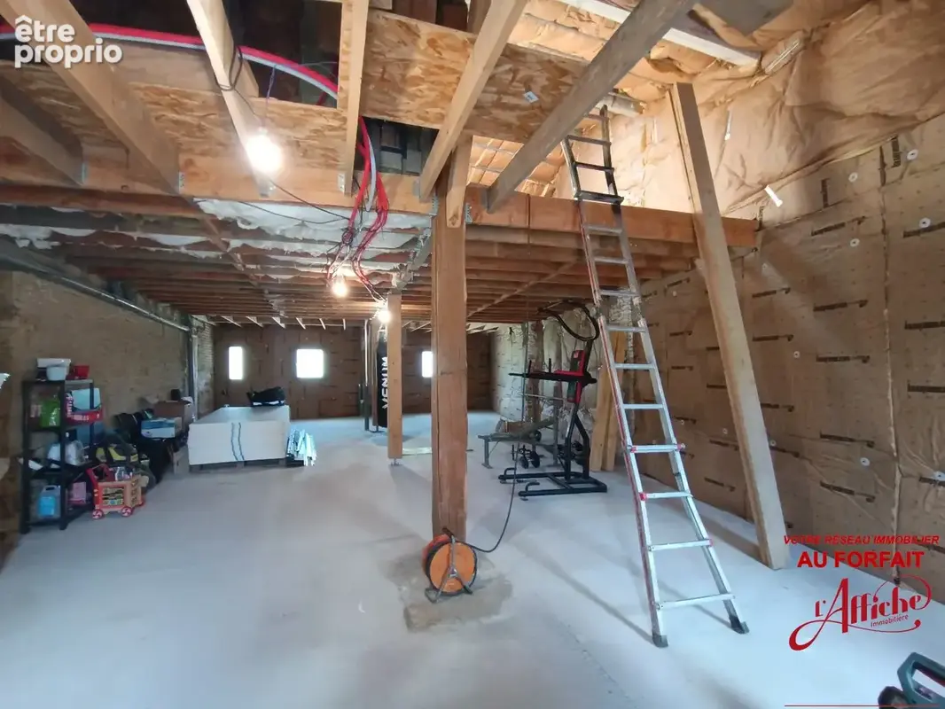 Ancien corps de ferme rénové de 209 m² + 130 m² à terminer + dépendances - photo 13