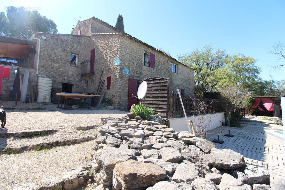 Apt, capitale du Luberon, propriété en pierres avec gites et piscine - photo 3