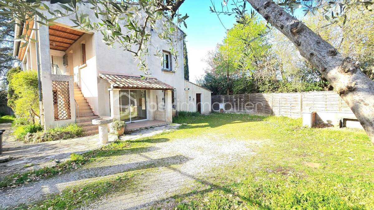À vendre sur la commune de Lauris : maison offrant deux appartements indépendants, le tout sur un terrain divisible - photo 2