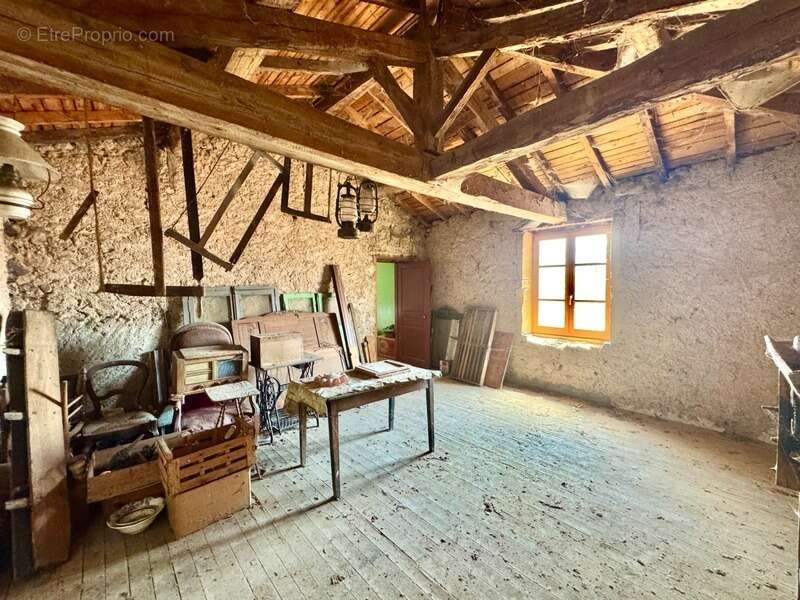 Cordelle (42) corps de ferme en pierre avec vue exceptionnel - 6.8 ha de terrain libre - dependances - photo 7