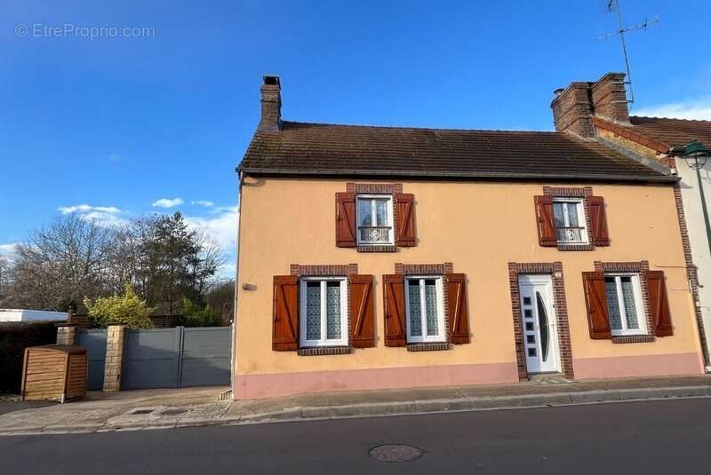 Maison à VILLENEUVE-LES-GENETS