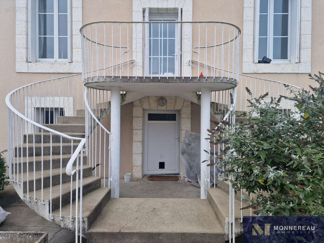 Maison à MONTMOREAU-SAINT-CYBARD