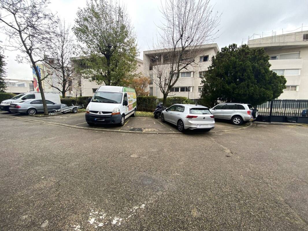 Parking à MONTREUIL