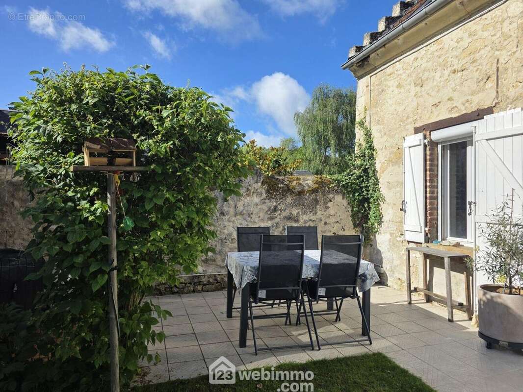 Une terrasse parfaite pour les repas en extérieur et les moments de détente. - Maison à BOURGUIGNON-SOUS-MONTBAVIN