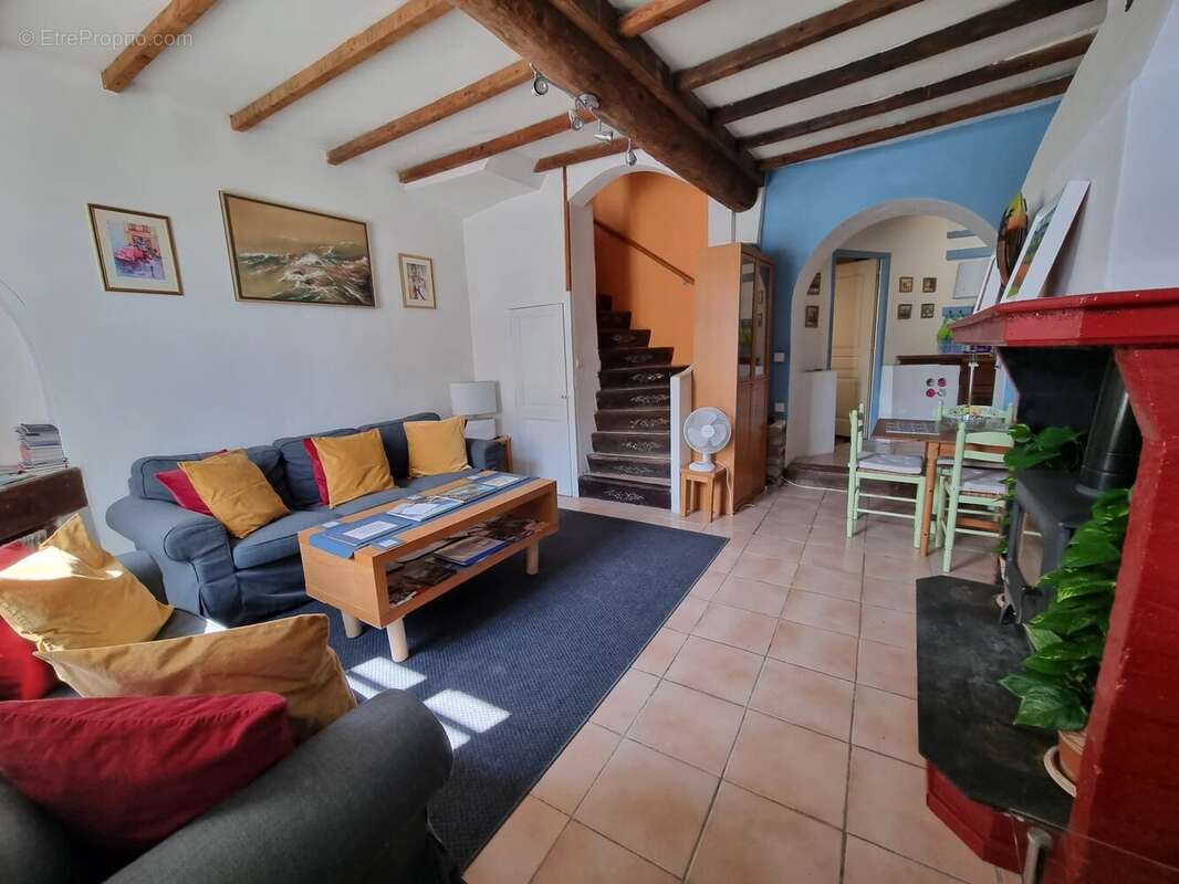 OLONZAC - Maison de ville, avec cour offrant 3 chambres et deux salles de bains - photo 7