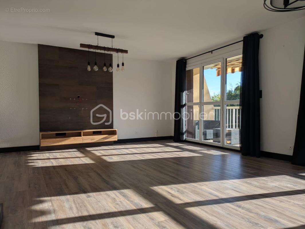 Appartement de type T4 transformé en T3 de 95 m2- Résidence sécurisée avec parc - photo 5