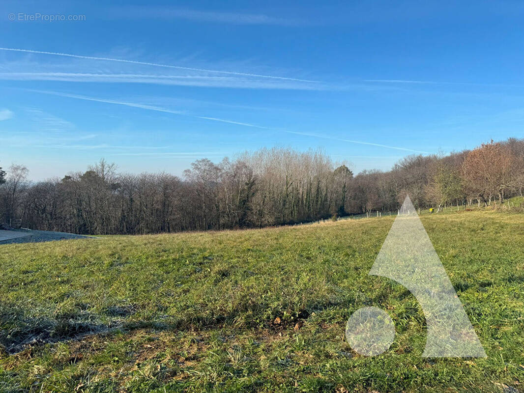 Terrain à MARCILLAC-SAINT-QUENTIN