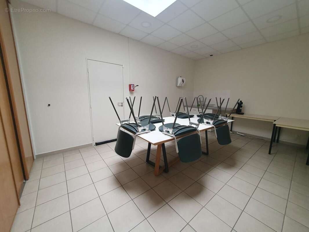 Photo 3 - Commerce à CREUZIER-LE-NEUF