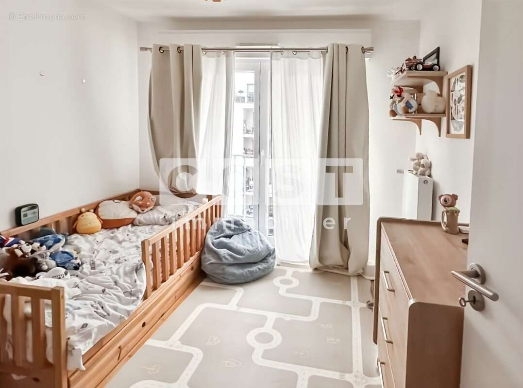 Appartement à COURBEVOIE