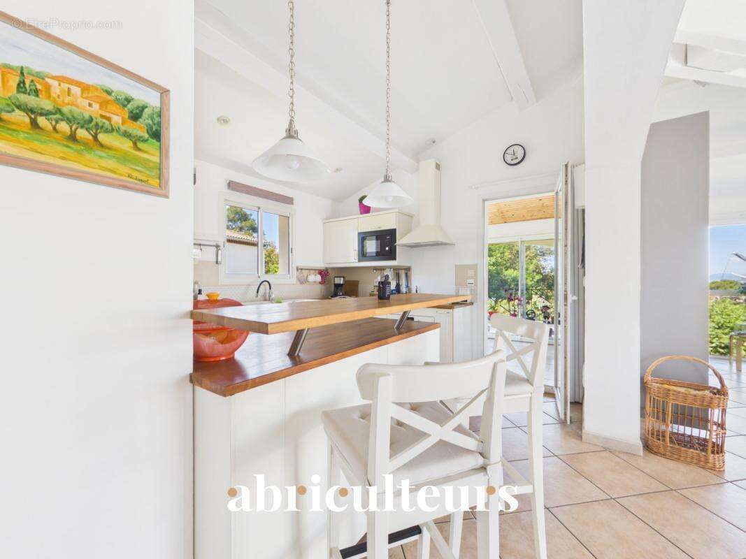Maison avec piscine et jardin en vente à  Six-Fours-les-Plages (83140) - photo 4