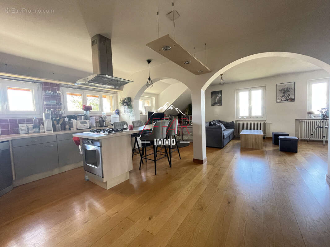 Appartement à COLLONGES-SOUS-SALEVE