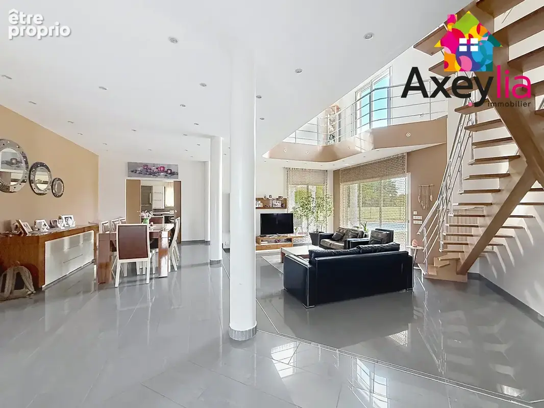 A vendre - riorges - maison contemporaine de 2011 avec cinq chambres, terrain et piscine - photo 3