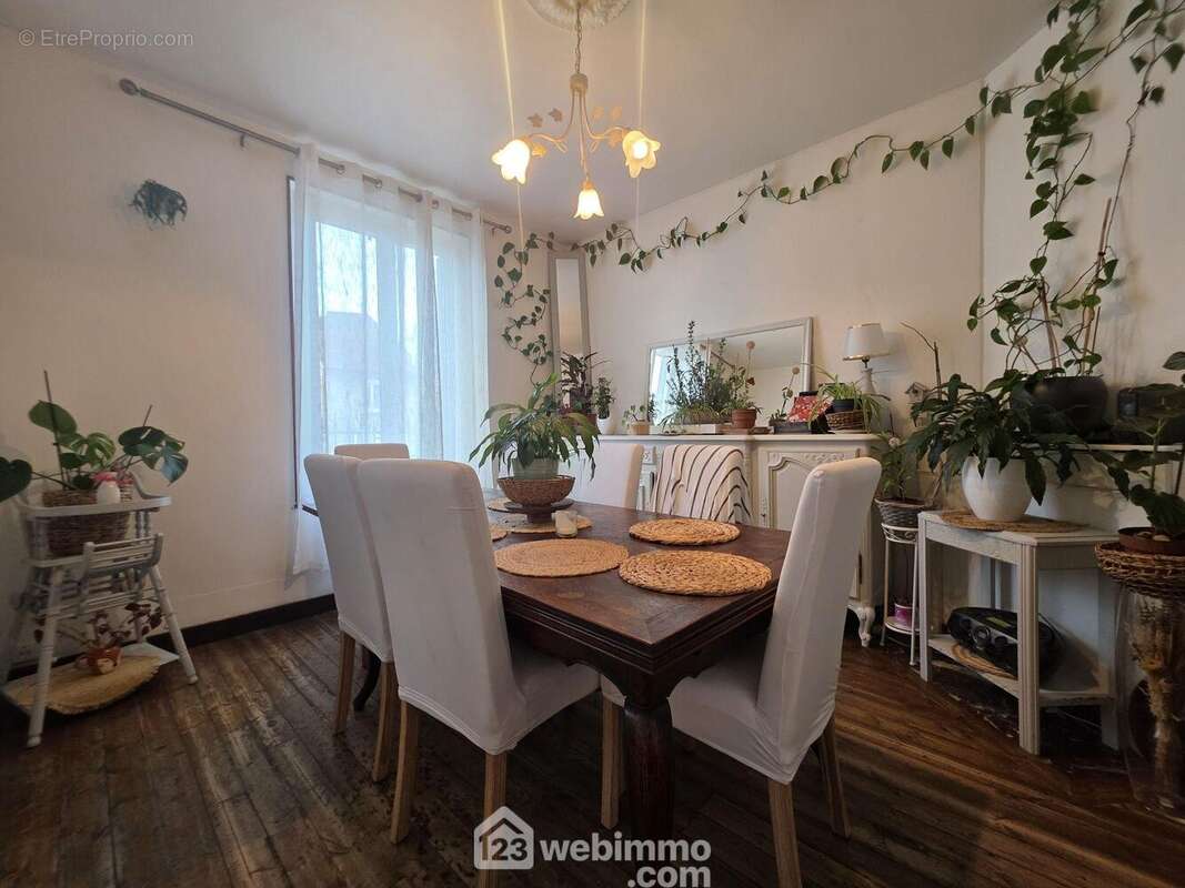 Poursuivons la visite avec l?espace salle à manger, offrant un accès direct sur l?extérieur - Maison à LAON