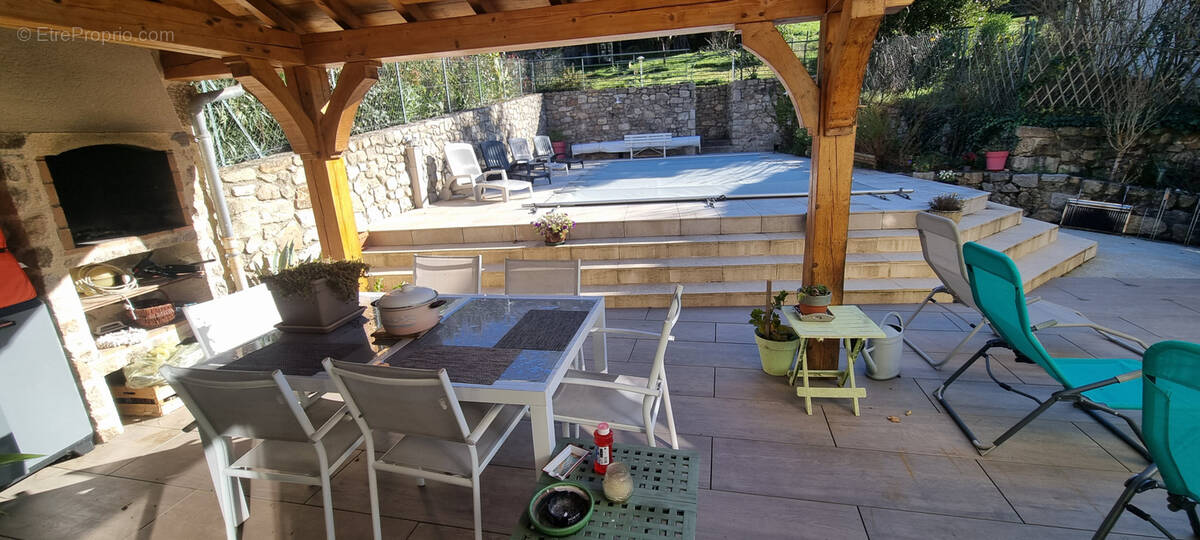 Maison à ENTRAYGUES-SUR-TRUYERE