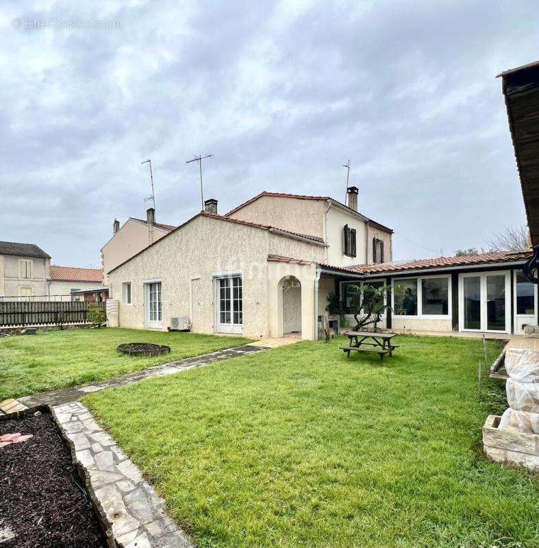 Maison à rafraichir de 103 m² – 33920 Saint-Yzan-de-Soudiac - photo 14