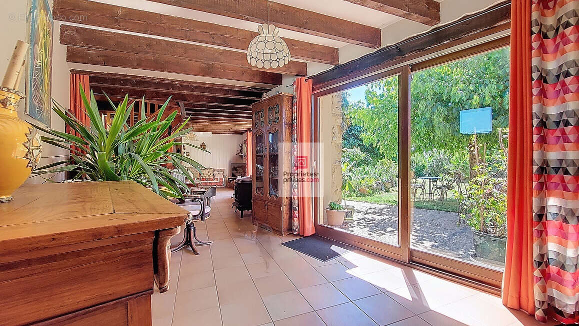 A Plazac, ensemble de maisons totalisant  257m2. 6 chambres. 6 salles d'eau. Carport fermé 40 m2. Jardin de 5000 m2 environ - photo 9
