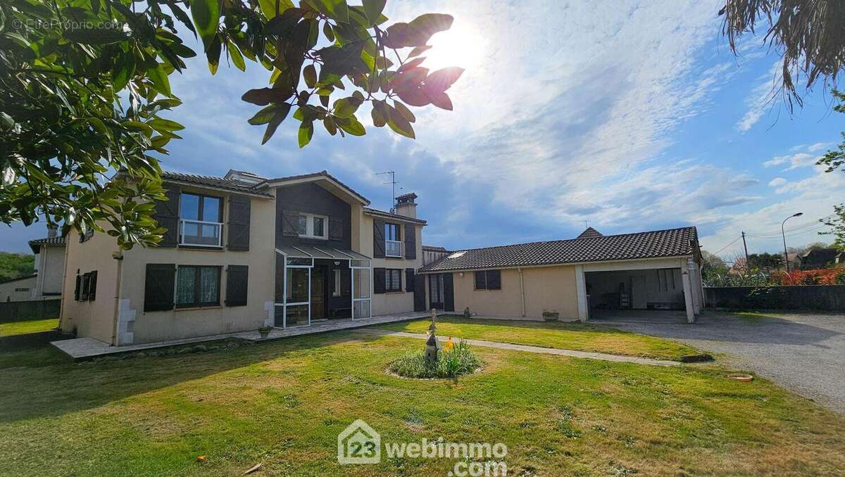 Maison 370 m² à Idron  - photo 2