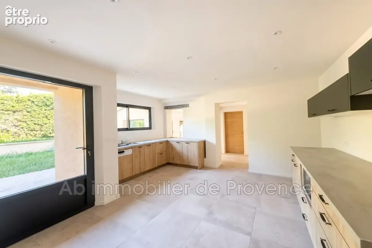 Maison 110 m² à Rognes  - photo 5