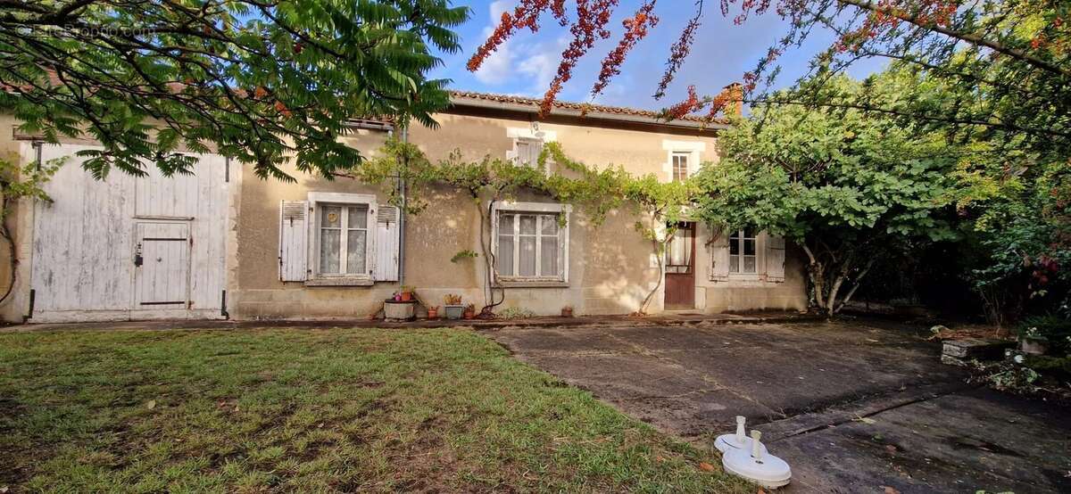 Maison de caractère avec grande grange/garage et plus de 1600m2 de terrain attenant - photo 23