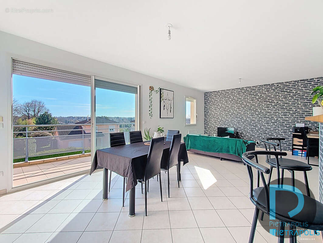 SALON SEJOUR - Appartement à CHATILLON-SUR-CHALARONNE