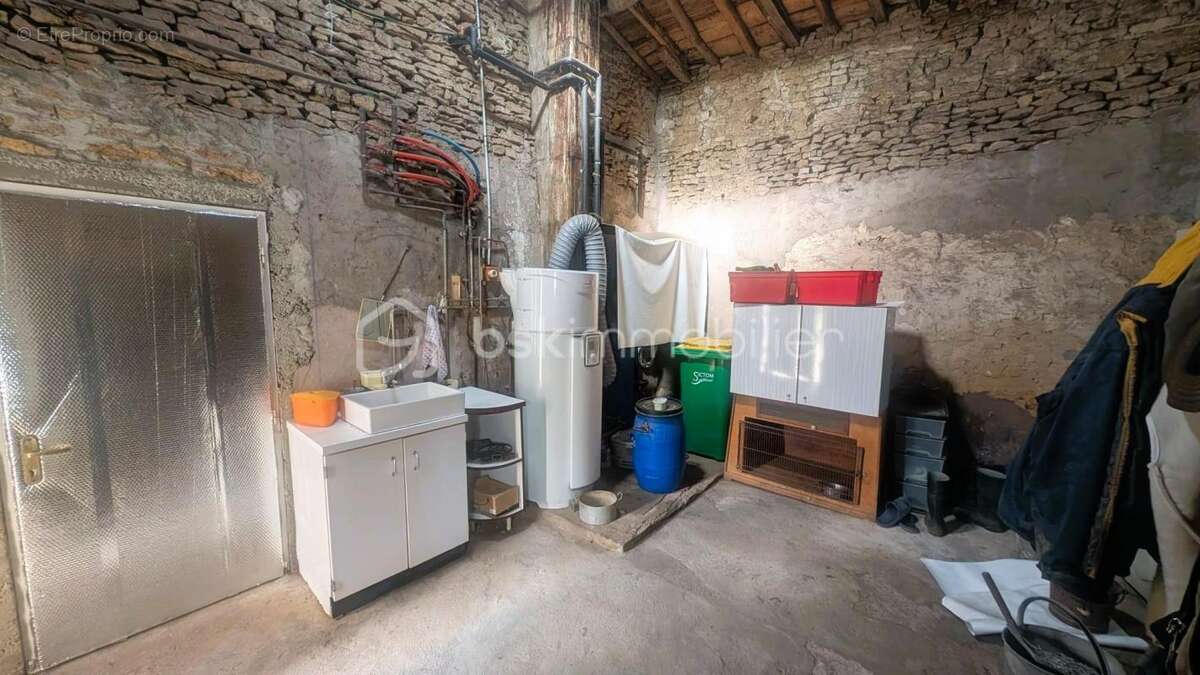Maison à CHAMPDENIERS-SAINT-DENIS