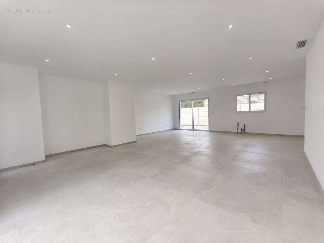 Maison à SAINT-DENIS-DE-L&#039;HOTEL