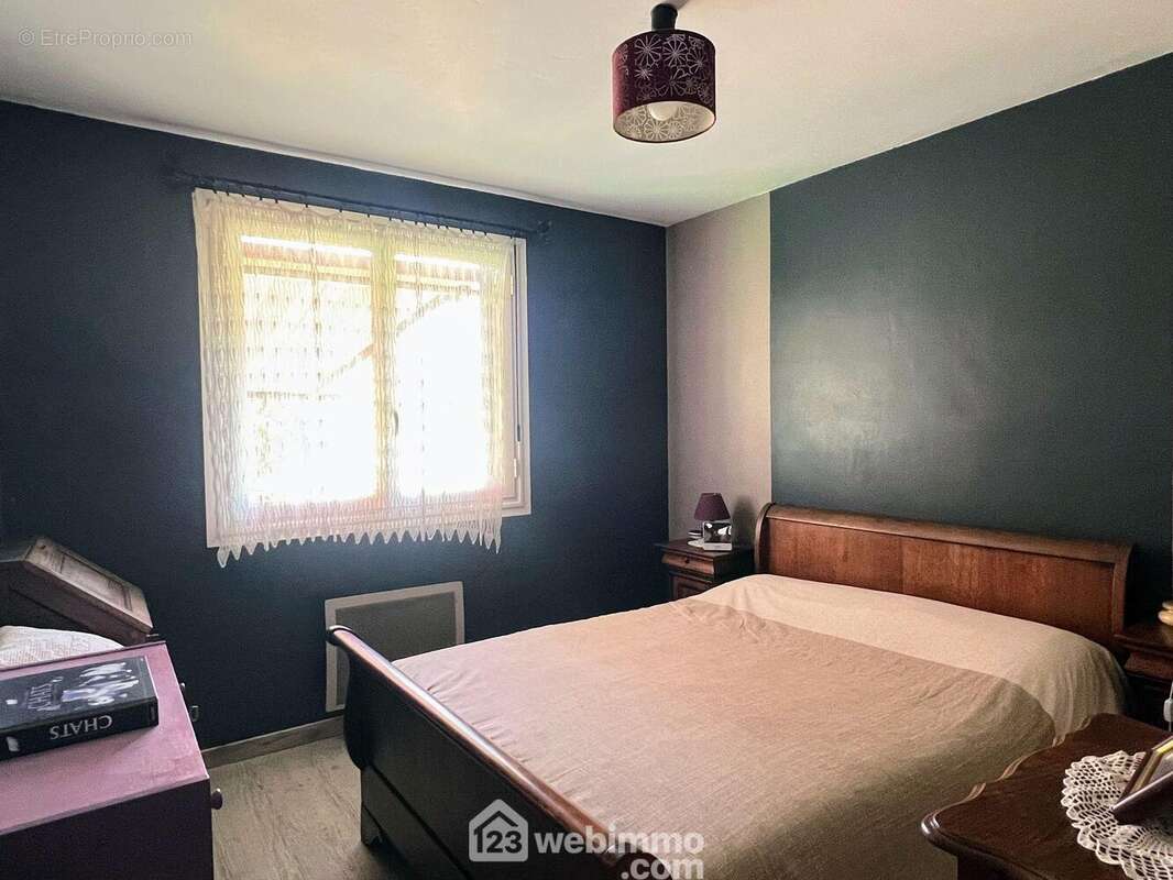 L'espace nuit du rez-de-chaussée se compose de 3 chambres... - Maison à MONTREUIL-JUIGNE