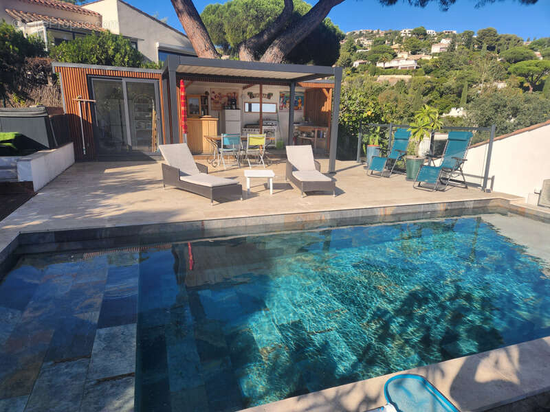 Villa rénovée vue mer à vendre LES ISSAMBRES (83) - photo 8