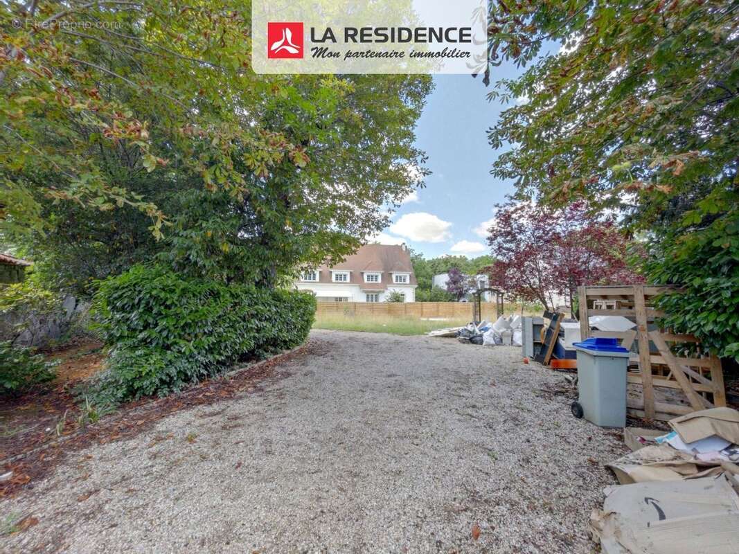 Terrain à LES MUREAUX