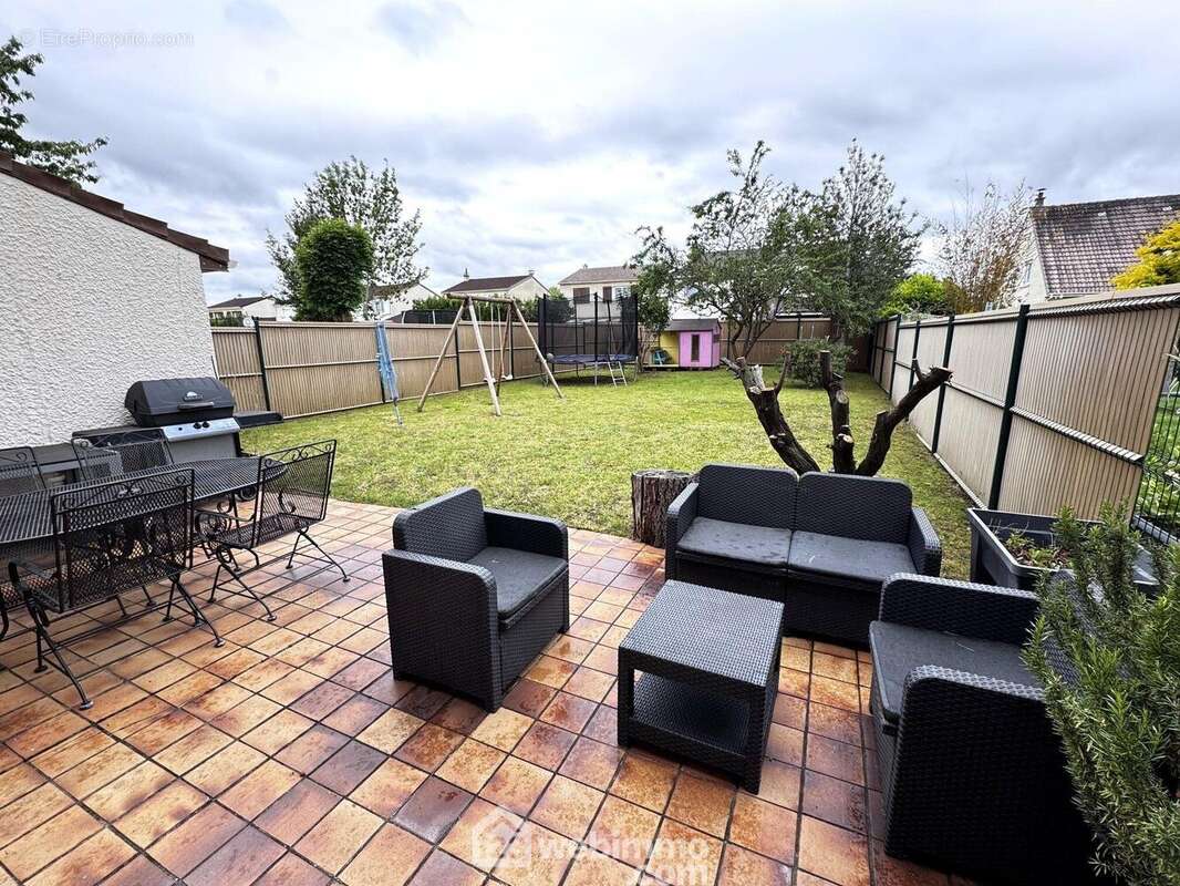 Donnant sur cette terrasse agréable - Maison à BONDOUFLE