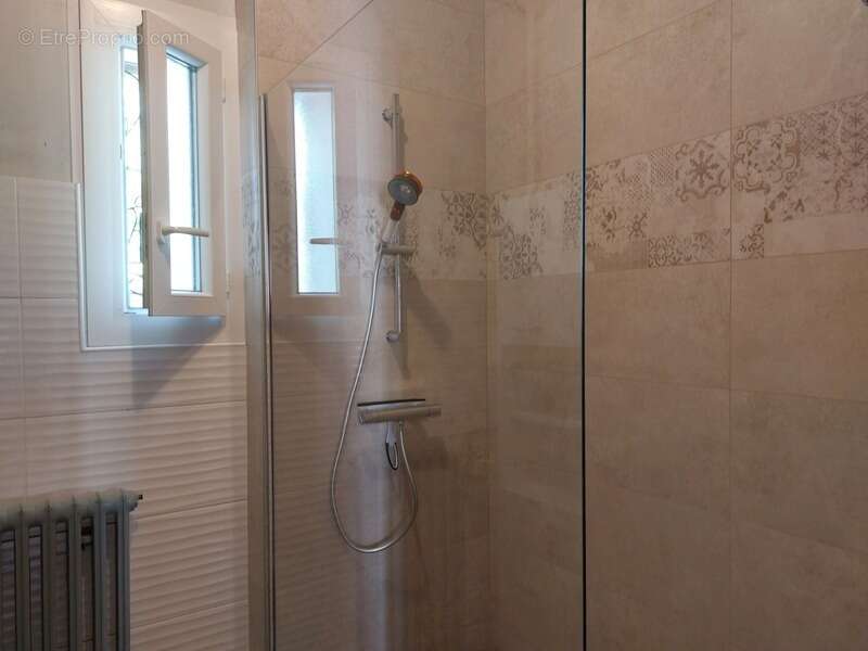 Maison à SAINT-MEDARD-DE-GUIZIERES