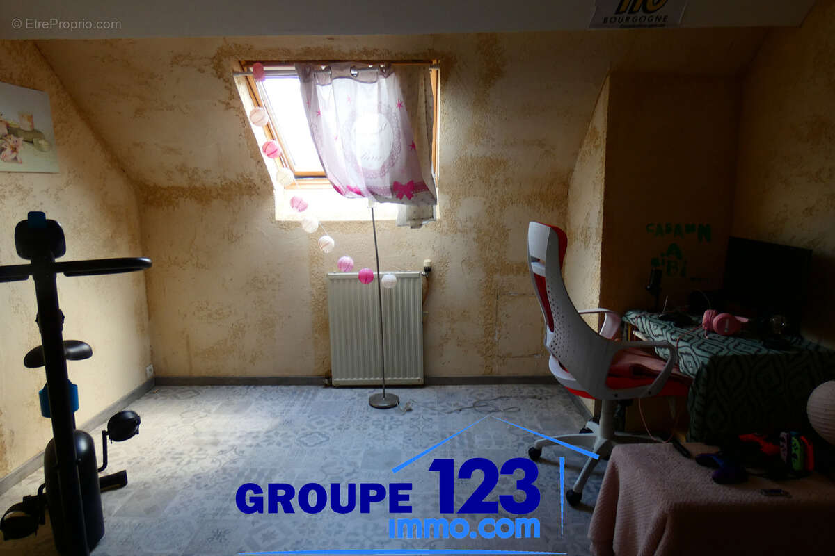 Immense maison en vente à La Celle-Saint-Cyr avec AUXERRE - photo 7