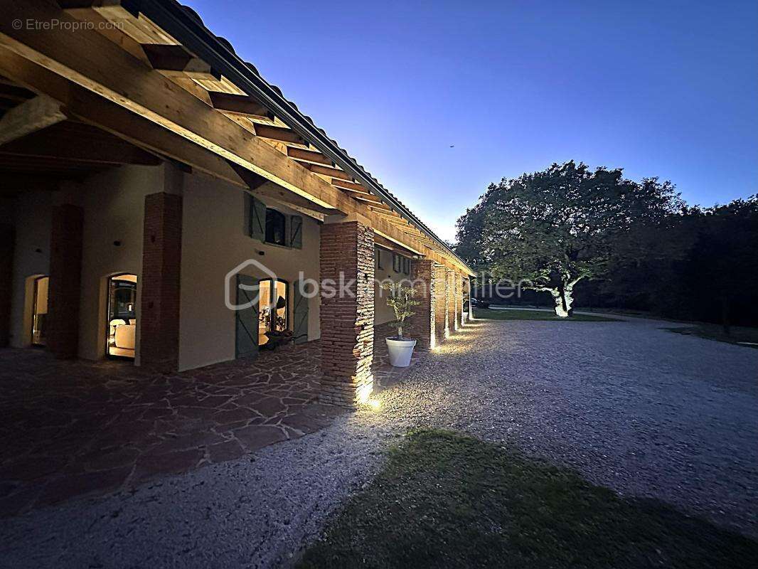 Propriete avec parc, dependance et piscine - photo 29
