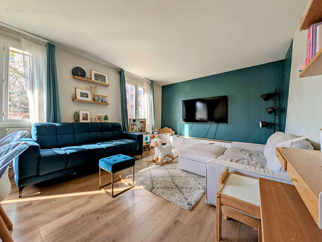 Appartement 5 pièces de 80 M² avec Cave et parking extérieur - LE MESNIL LE ROI - photo 3