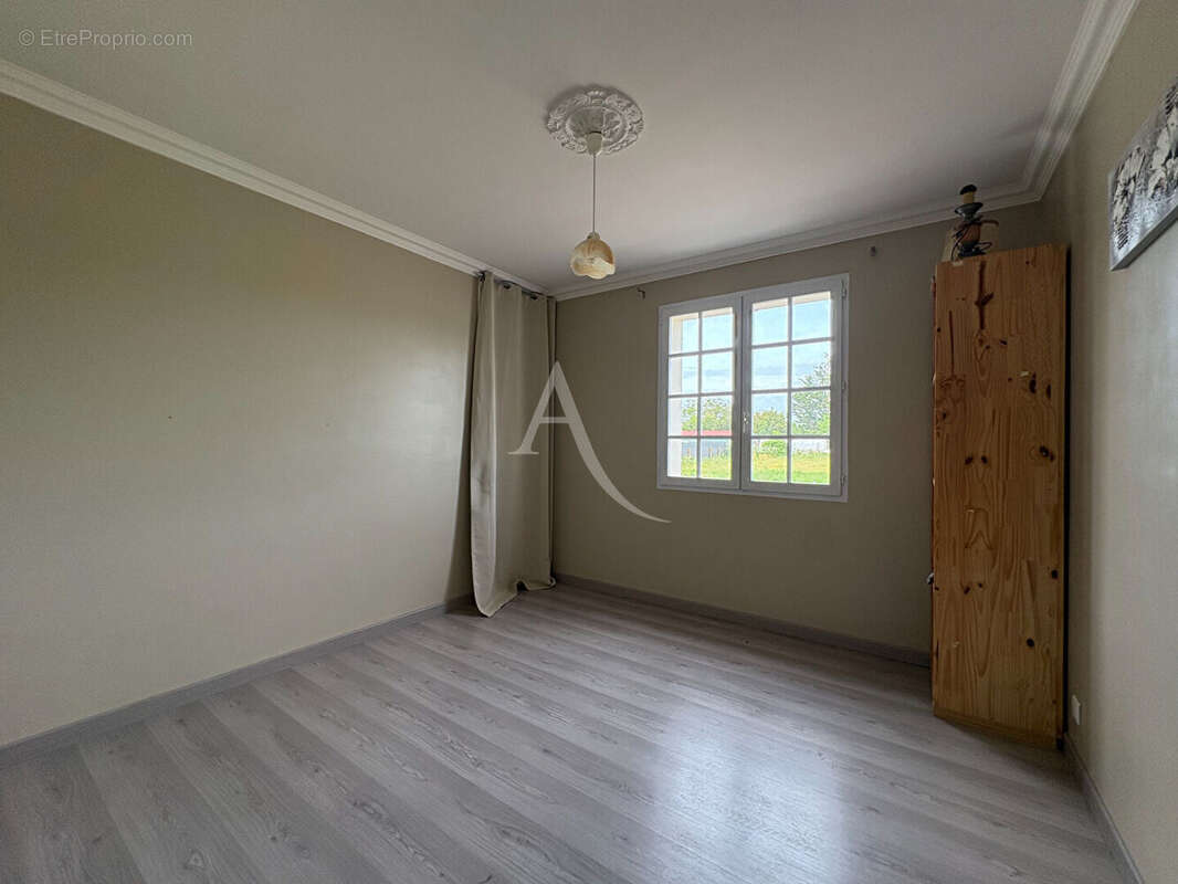 Maison 5 pièces - 3 chambres - NALLIERS - photo 7