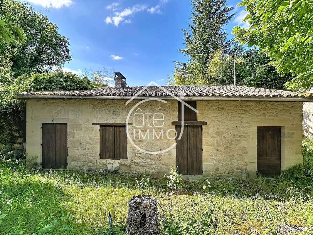 Saint-Philippe-d'Aiguille : Maison de charme à rénover - photo 17
