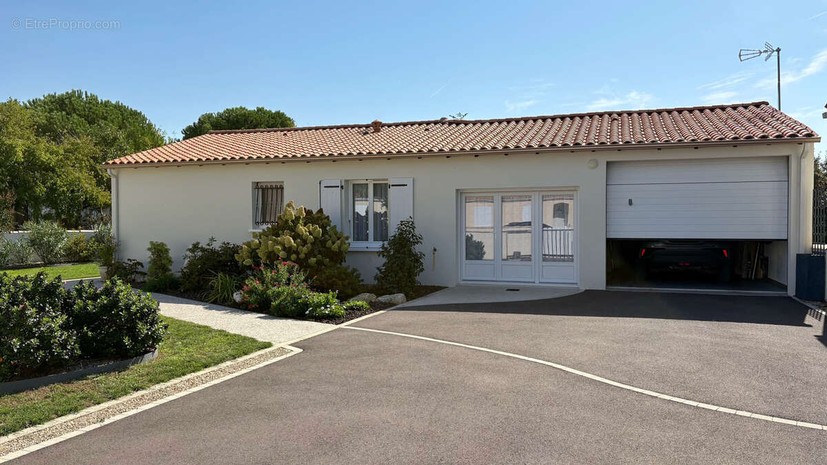 Maison à FRONTENAY-ROHAN-ROHAN