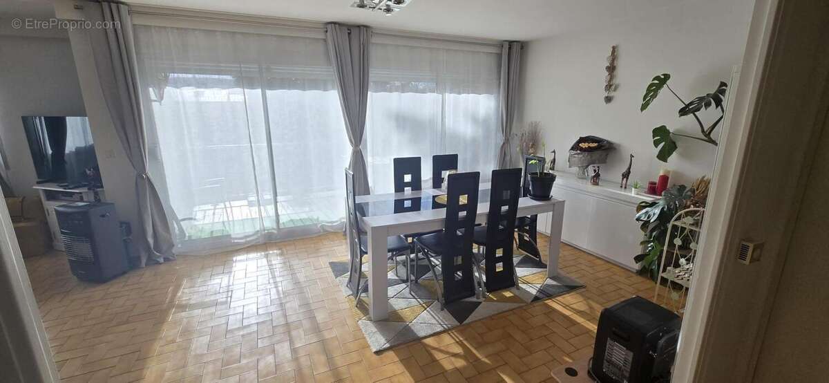 Photo 8 - Commerce à GENEUILLE