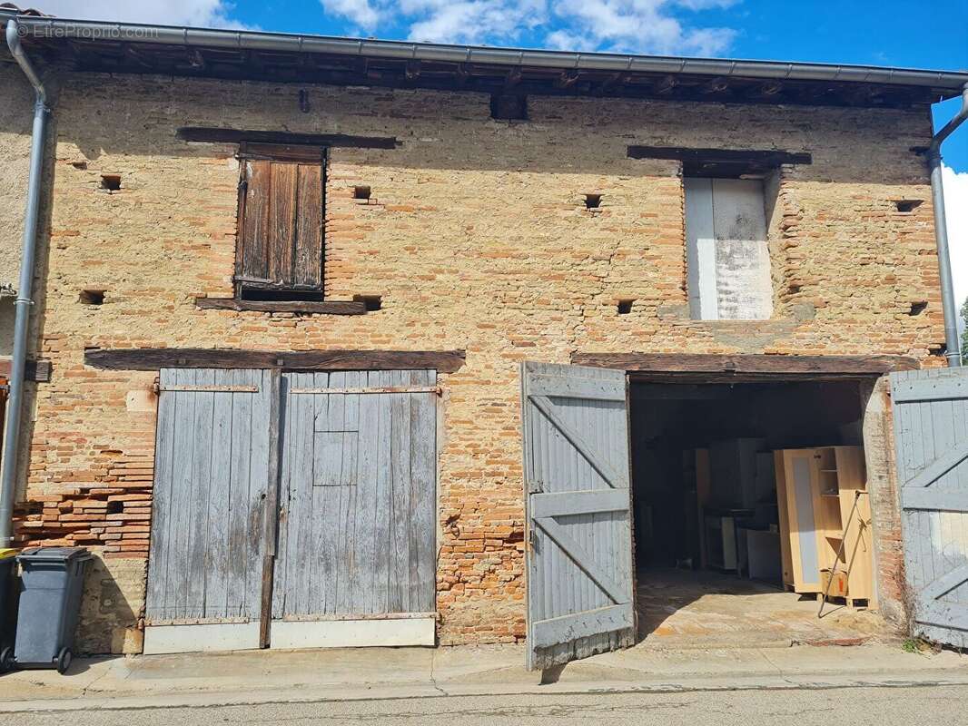 Parking à SAINT-SULPICE-SUR-LEZE