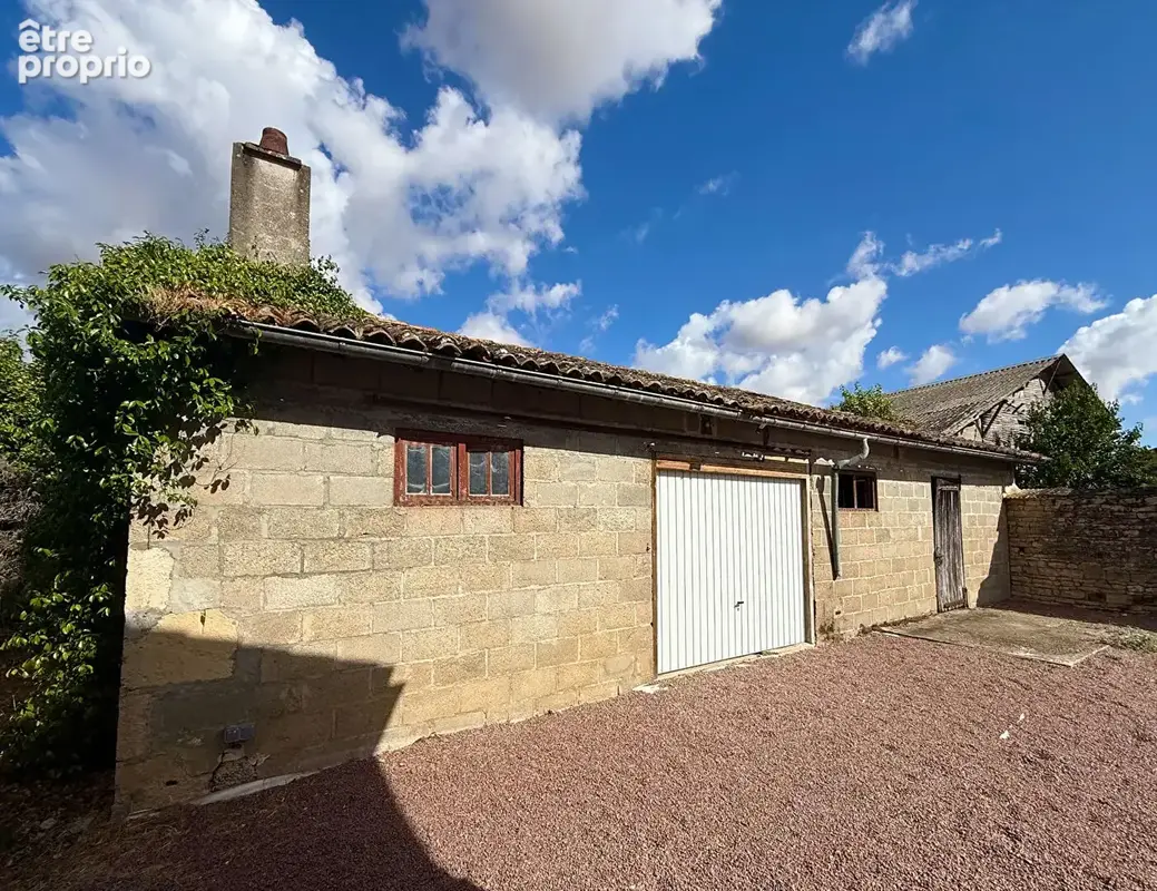 Maison de village française de caractère avec 4 chambres, jardin et dépendances - photo 17