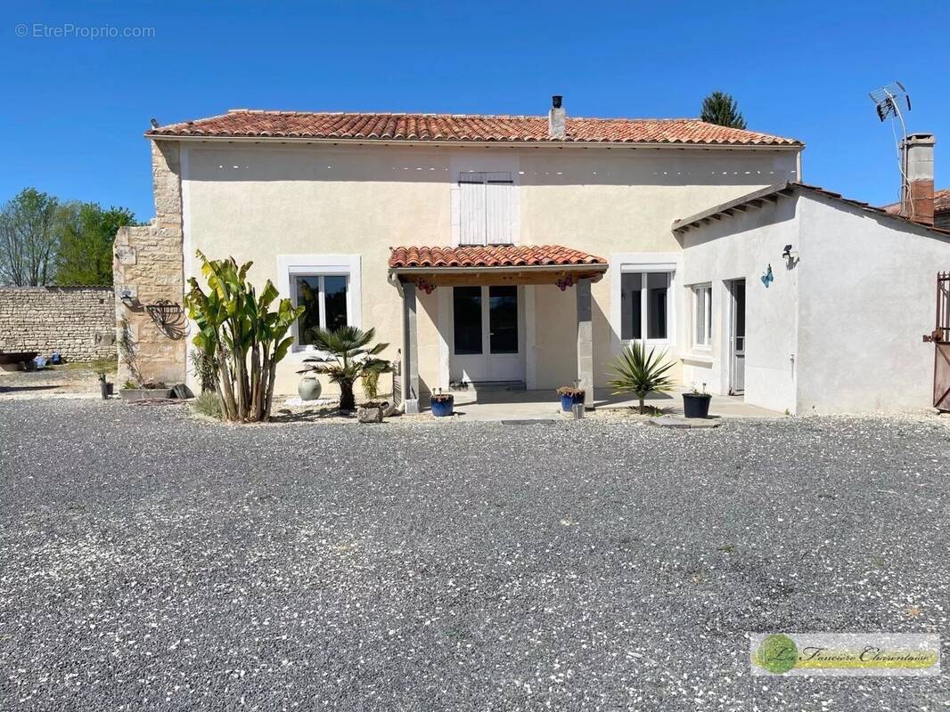 Maison à AIGRE