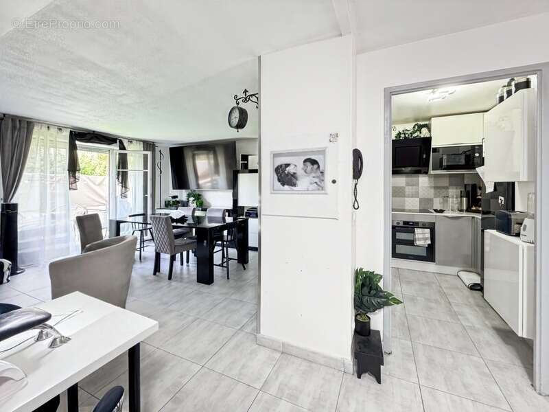 Quartier VILLAGE, appartement T3 (2 chambres) - Terrasse et Jardinet - Box fermé - photo 2