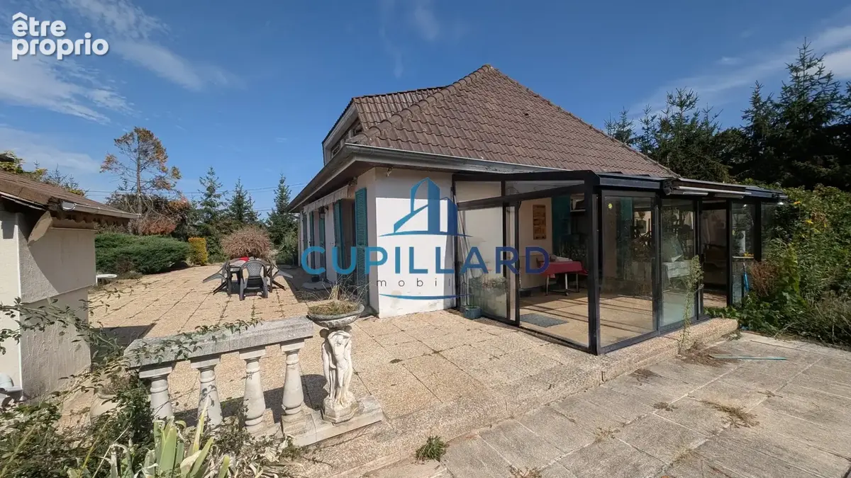 Villa semi-enterrée avec joli terrain arboré - photo 2