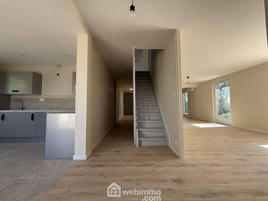 Une vaste entrée ouvre d&#039;un côté sur : - Maison à CHASSENEUIL-DU-POITOU