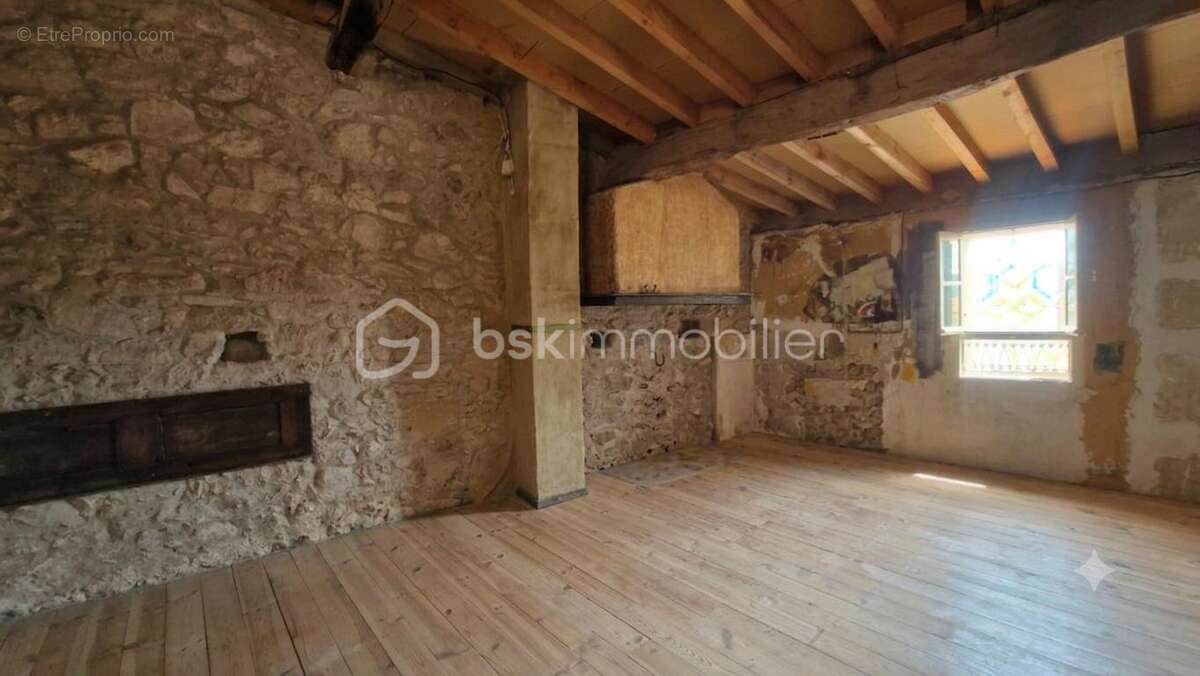 Maison de Village Authentique – 212m² de surface utile : 106 m² habitables + 106 m² à exploiter !!! - photo 6