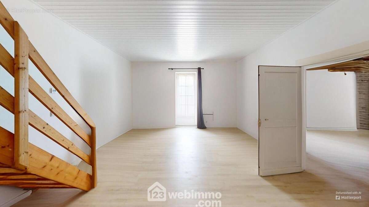 Grande chambre avec salle de douche et WC, ayant son entrée indépendante. - Maison à TALMONT-SAINT-HILAIRE